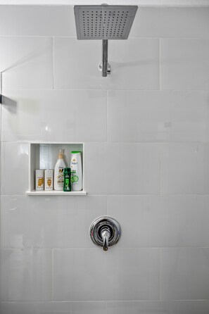 Dusche, umweltfreundliche Kosmetikartikel, Haartrockner, Handtücher