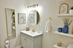 Dusche, Haartrockner, Handtücher, Seife