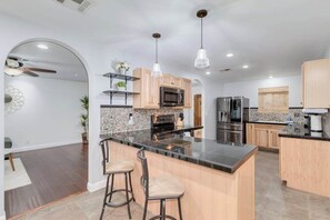 Kjøleskap, mikrobølgeovn, ovn og kokeplater