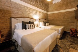 Quadruple Room | Egyptian cotton sheets, premium bedding, down duvets, pillow-top beds - Casa Raco Hotel Boutique Parras de la Fuente (Parras)