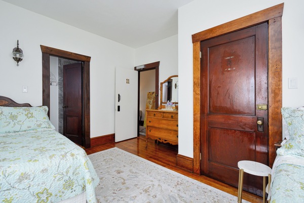 Double Room | Iron/ironing board (on request), WiFi (free), individually decorated