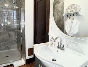 Chambre Double Classique, 2 lits doubles | Salle de bain