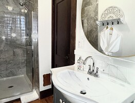 Habitación clásica doble, 2 camas dobles | Baño | Secador de pelo, albornoces, zapatillas y toallas