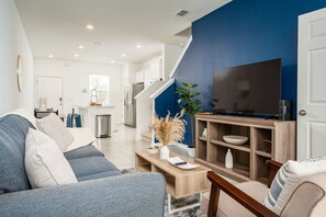 Smart TV, offices - Stylish & Chic New 2BR Townhome (Jacksonville)