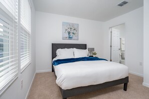 2 habitaciones, escritorio, tabla de planchar con plancha y wifi