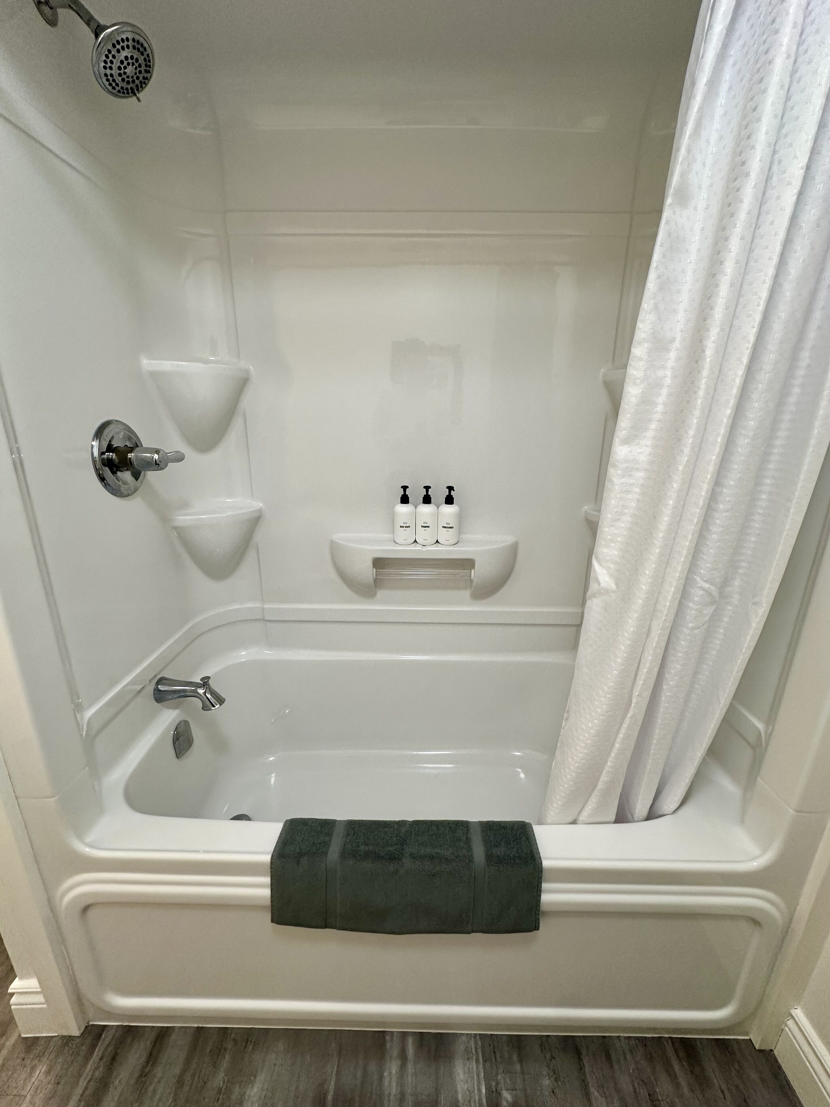 Habitación Confort | Baño | Tina con regadera, amenidades de baño gratuitas, secadora de cabello 