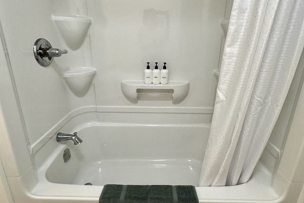 Comfort Room | Bathroom | Combined shower/tub, free toiletries, hair dryer, towels