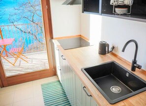 Cafetera/tetera, refrigerador, placa de cocina
