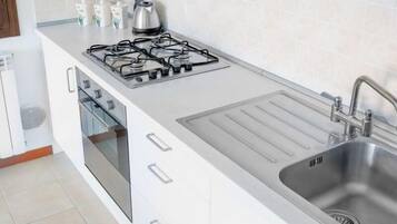 Kühlschrank, Ofen, Herdplatte, Wasserkocher mit Kaffee-/Teezubehör