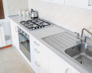 Frigorífic, forn, placa de cuina i cafetera i tetera 