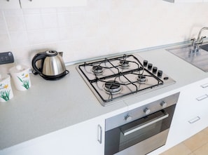 Frigorífico, horno, placa de cocina y cafetera o tetera