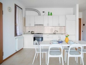 Réfrigérateur, four, plaque de cuisson, cafetière/bouilloire