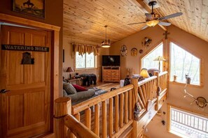 Smart TV, fireplace, DVD player, books - Beautiful, Cozy and Quiet Home Nestled in an Aspen Grove (Jefferson)