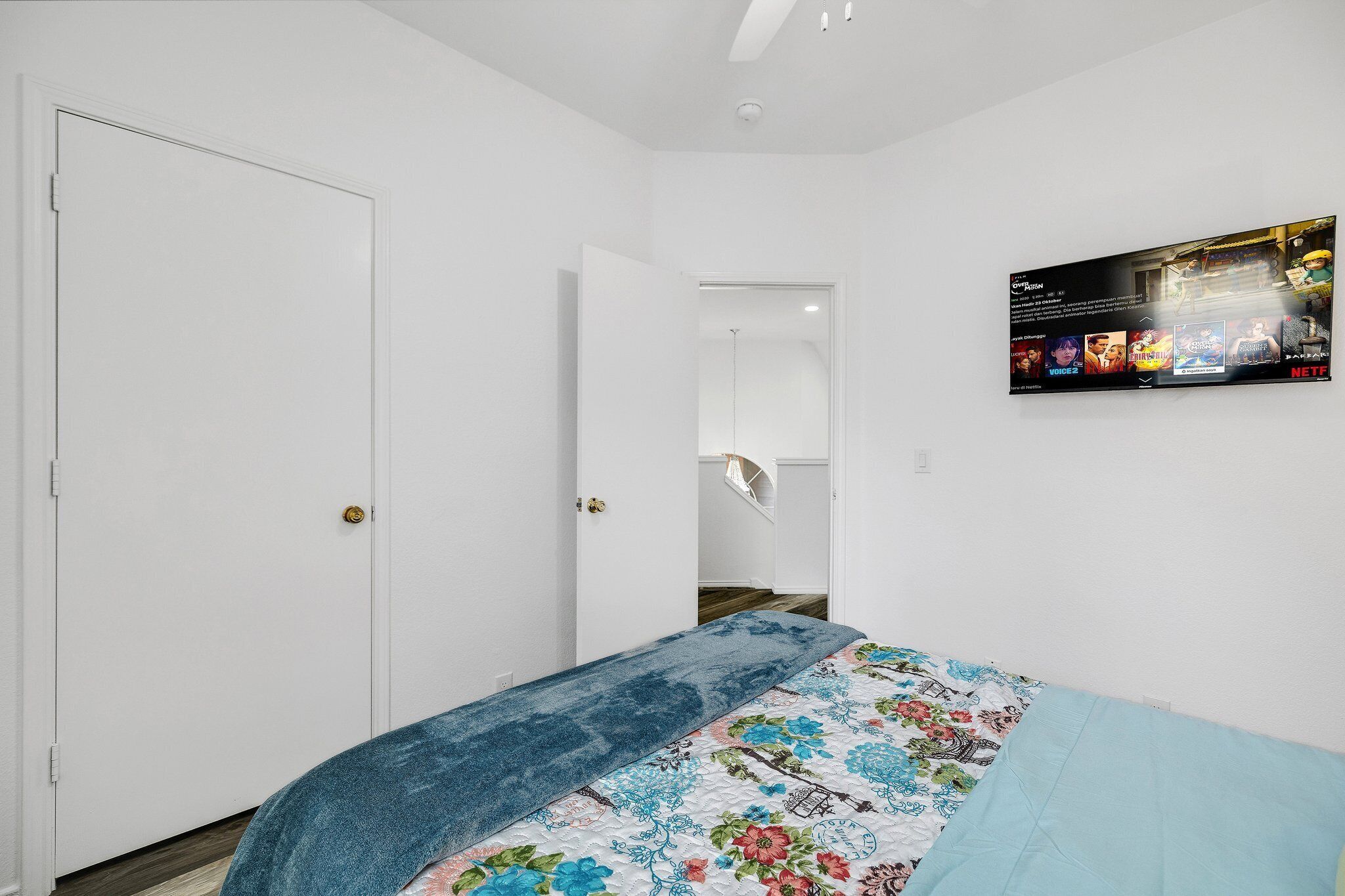 4 quartos, escrivaninha, ferros/tábuas de passar roupa, berço de viagem