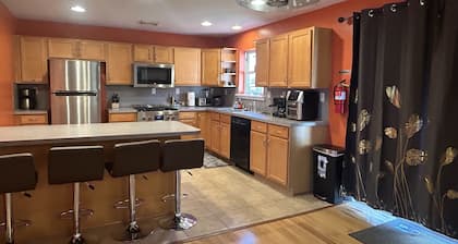 Majestic Pocono Villa Kalahari Camelback, Great-wolf , GM RM ,fire-pit & Hot tub