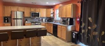 Majestic Pocono Villa Kalahari Camelback, Great-wolf , GM RM ,fire-pit & Hot tub