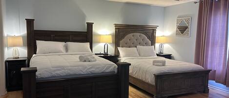 4 habitaciones, tabla de planchar con plancha y cuna de viaje