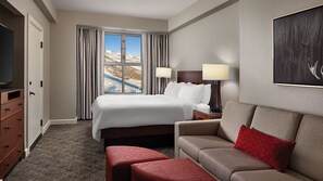 2 slaapkamers, een bureau, een strijkplank/strijkijzer, reisbedje