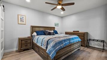 2 slaapkamers, een bureau, een strijkplank/strijkijzer, reisbedje