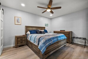 2 habitaciones, escritorio y tabla de planchar con plancha 