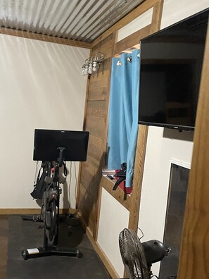 Fitness facility - 3500 sq ft barndominium, sleeps 9 guests. 3 bedrooms and 3 bath with gym.  (Daingerfield)