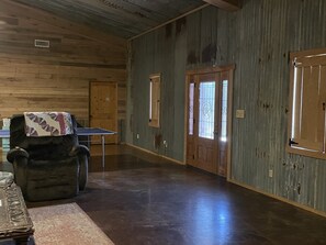 3 bedrooms, WiFi, bed sheets - 3500 sq ft barndominium, sleeps 9 guests. 3 bedrooms and 3 bath with gym.  (Daingerfield)