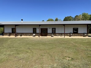 Exterior - 3500 sq ft barndominium, sleeps 9 guests. 3 bedrooms and 3 bath with gym.  (Daingerfield)