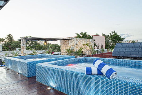 Outdoor spa tub