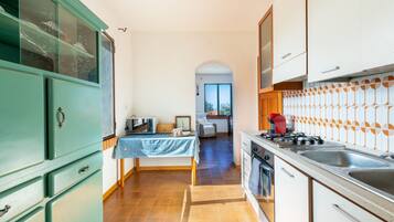 冷蔵庫、電子レンジ、オーブン、コンロ