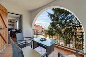 Outdoor dining - Holiday Home 'Villa Due Archi' with Sea View, Private Terrace and Private Garden (S'Archittu)