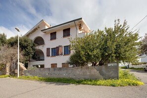 Exterior - Holiday Home 'Villa Due Archi' with Sea View, Private Terrace and Private Garden (S'Archittu)