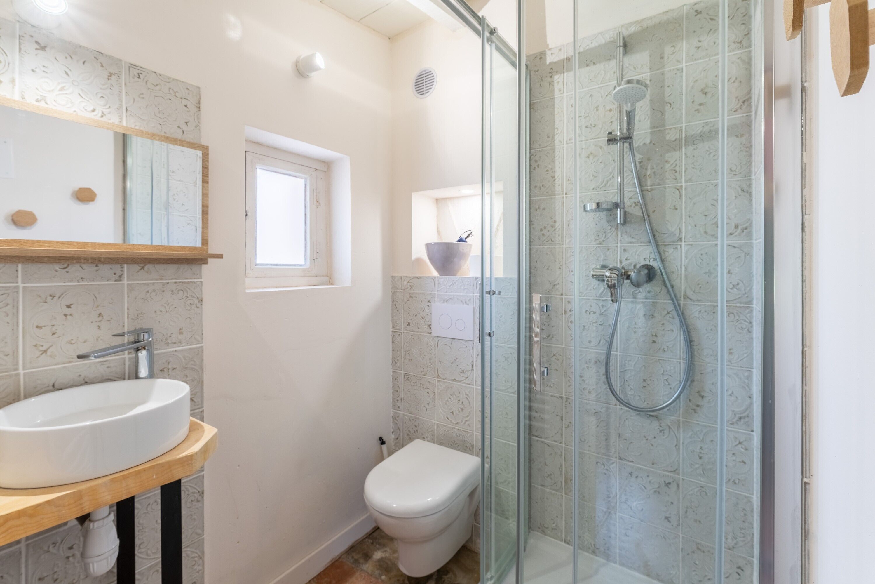 Shower, free toiletries, hair dryer, towels
