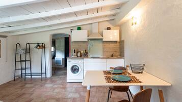 Een koelkast, een kookplaat, een koffiezetapparaat/waterkoker