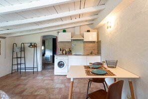 Fridge, stovetop, coffee/tea maker, electric kettle