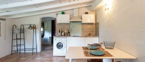Frigorifero, piano cottura, macchina per tè/caffè, bollitore elettrico