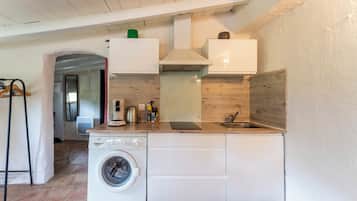 Fridge, stovetop, coffee/tea maker, electric kettle