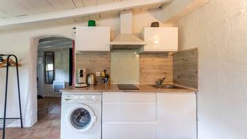 Refrigerador, placa de cocina, cafetera/tetera, tetera/pava eléctrica