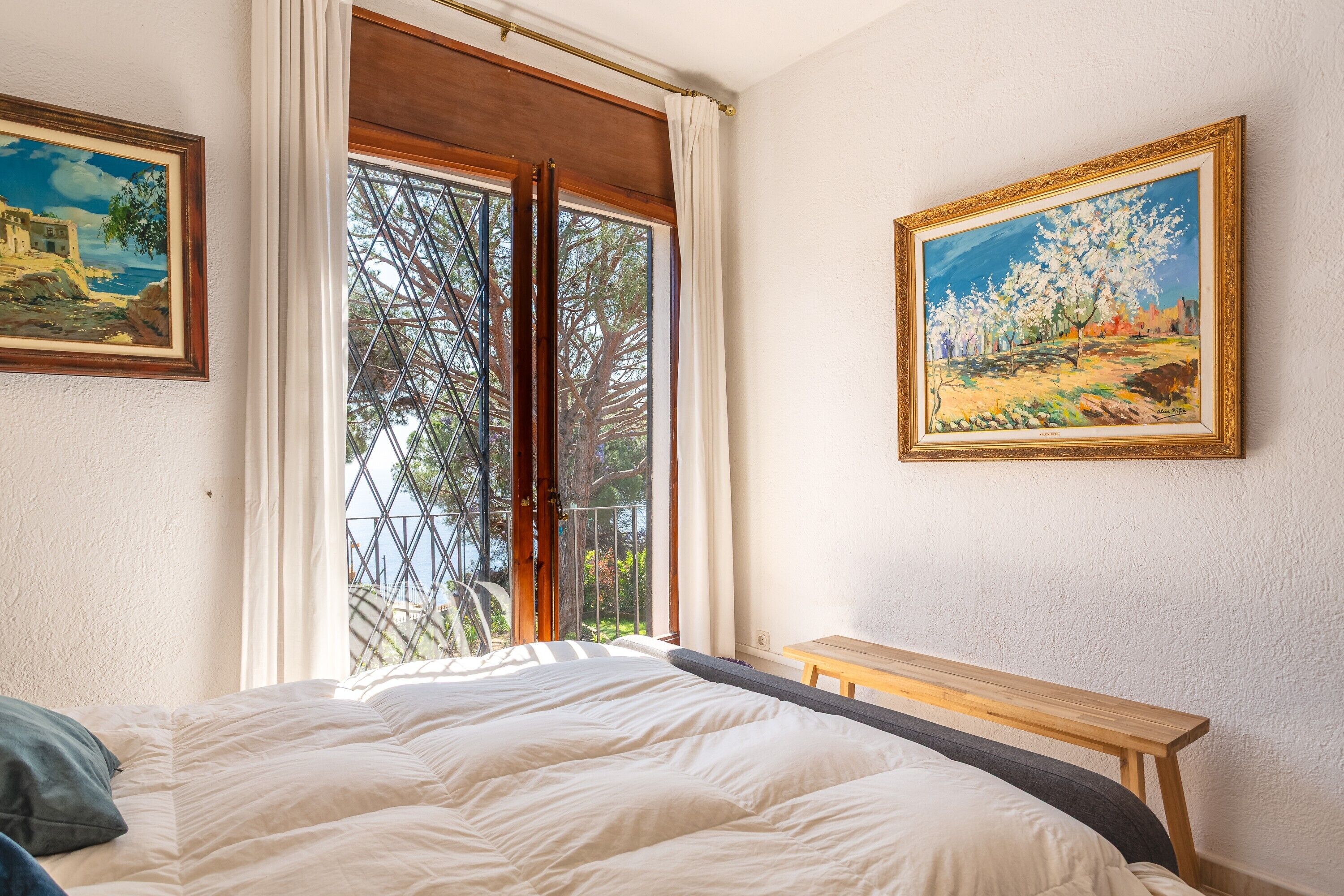 5 bedrooms, iron/ironing board, free WiFi, bed sheets