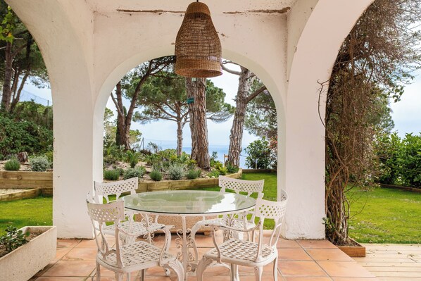 Outdoor dining - Villa 'Vista Bonita 5 Rooms' with Sea View, Private Pool and Wi-Fi (Lloret de Mar)