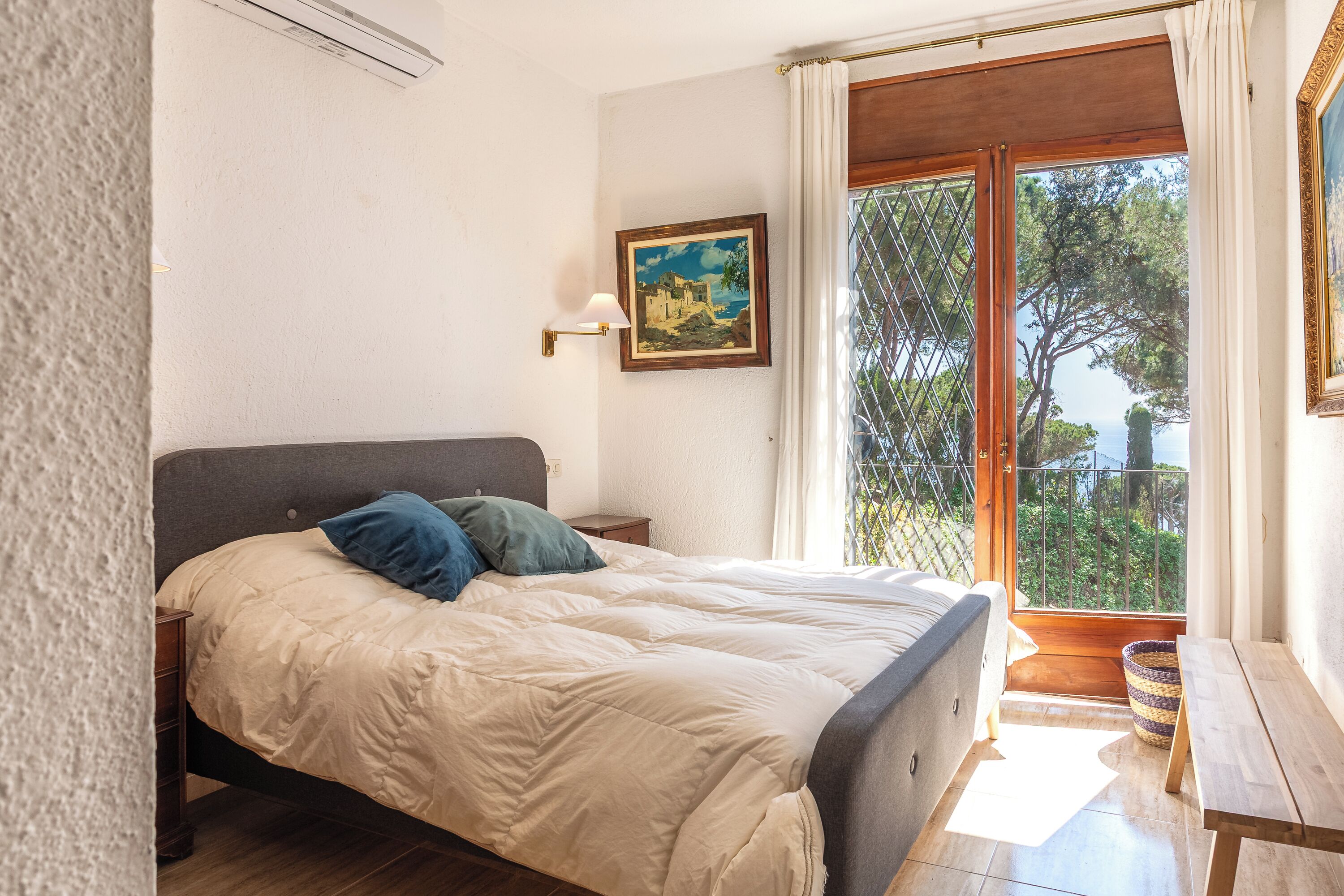 5 bedrooms, iron/ironing board, free WiFi, bed sheets