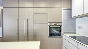 Een koelkast, een microgolfoven, een oven, een kookplaat