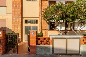 Exterior - Apartment 'Casa Montecristo' with Air Conditioning and 50 Metres From the Sea (Castiglione della Pescaia)