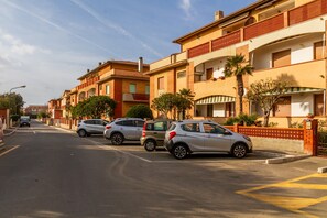 Property grounds - Apartment 'Casa Montecristo' with Air Conditioning and 50 Metres From the Sea (Castiglione della Pescaia)