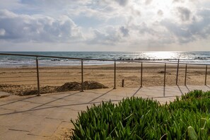 Una spiaggia nelle vicinanze
