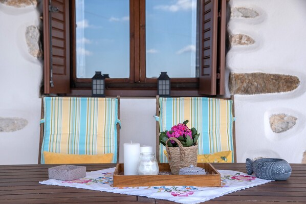 Outdoor dining - Holiday Apartment "Savvas's Traditional House Paros" with Sea View, Shared Terrace & Wi-Fi (?????)