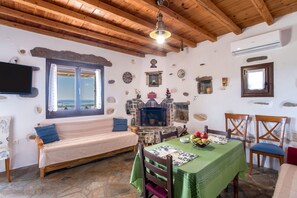 TV, fireplace - Holiday Apartment "Savvas's Traditional House Paros" with Sea View, Shared Terrace & Wi-Fi (?????)
