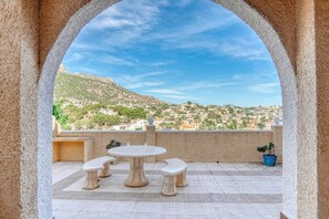 Outdoor dining - Holiday Apartment "Charissa" with Sea View, Shared Pool & Wi-Fi (Calpe)