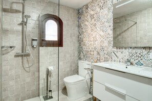 Shower, towels - Holiday Apartment "Charissa" with Sea View, Shared Pool & Wi-Fi (Calpe)