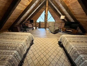 3 chambres, bureau, fer et planche à repasser, lit de bébé portatif