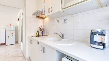 Frigorifero, microonde, forno, piano cottura